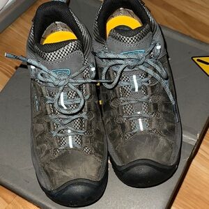 Keen waterproof Men's hiking boots in Black and Gray